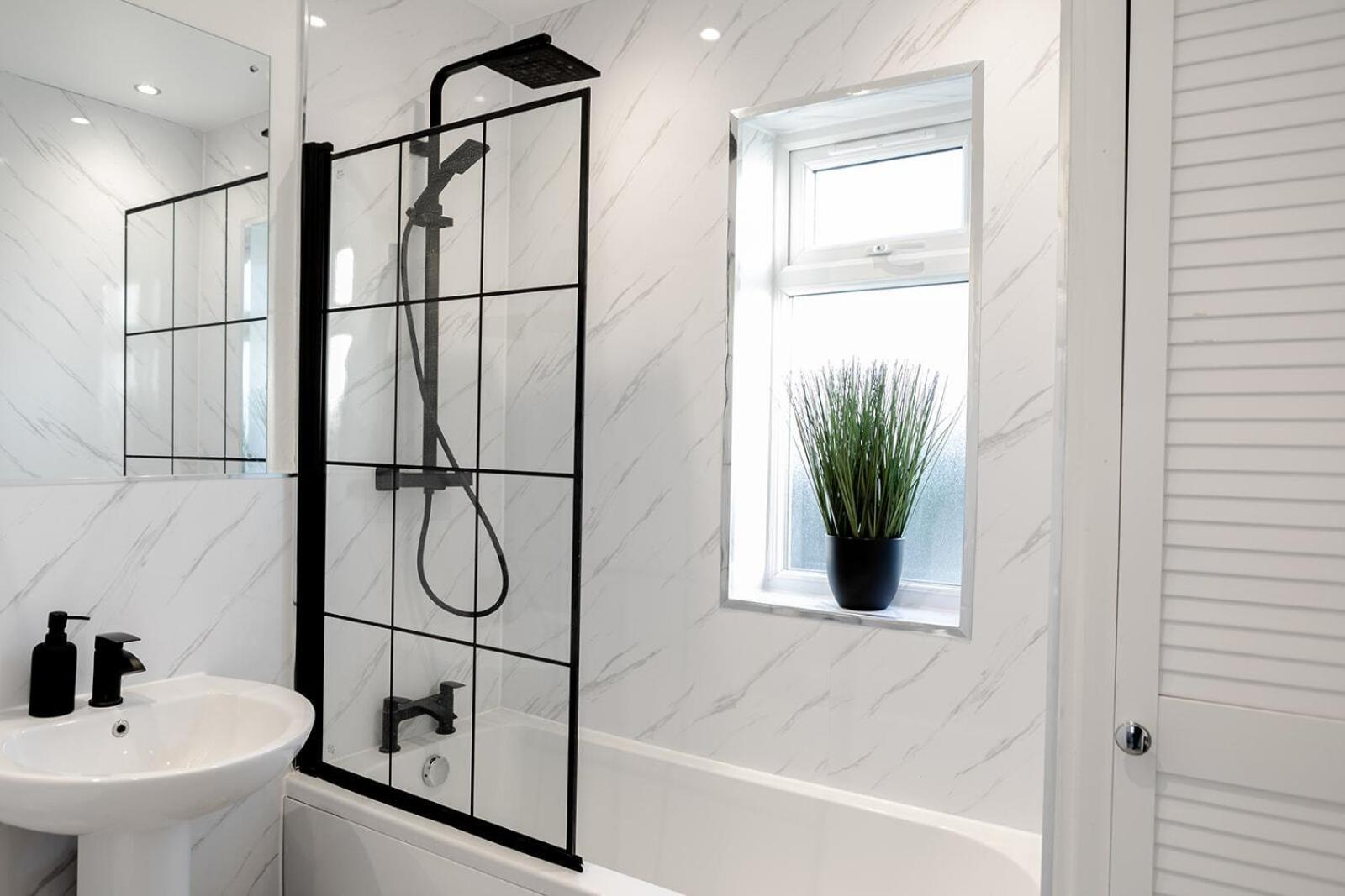 Lymer House - Stylish 3 Bedroom House In Wolverhampton Buitenkant foto